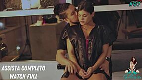 Suzy blir het med tyst squirting så grannarna inte hör