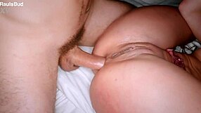 Mașină squirter ia trei pule monștri în două găuri