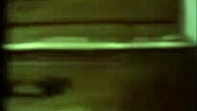 Kler av sexy svart jente i dusjen og vasker nakenkroppen helt feil