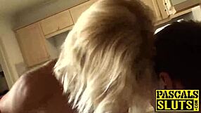 A francba! Szőke nagyi Molly Maracas kemény baszást kap bilincsben az ágyon