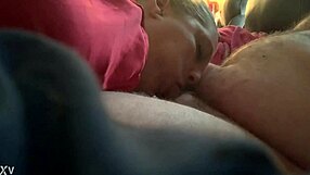 Blond prdela igrača sesa tičo in jo izprazni s končnim