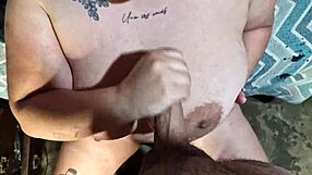 Cedim fantev kurec za obletnico z debelico latinsko prijateljico