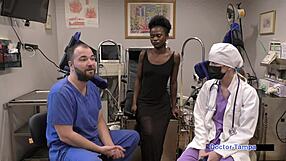 Dr. Tampa doet eerste gyno-onderzoek bij Rina Arem met handschoen spreiden