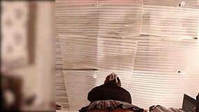 Služabnica brez hlačk zloži perilo med špijuniranjem v realu