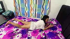 me dejan bajo el cuidado de mi padrino y termina metiendo su polla gruesa en mi coño