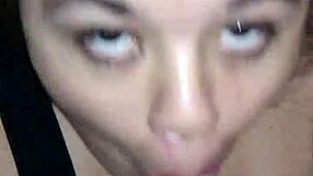 Slut giver blowjob til stor pik