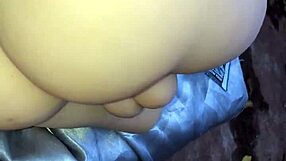 Gozando na bunda da bonequinha sex toy