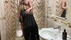 Macecha myje nevlastnímu synovi ptáka v koupelně před tvrdým sexem