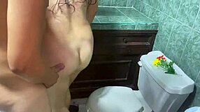 me follo el co�o de mi hermanastra