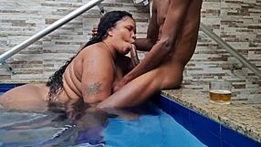 bbw bebeu meu leite todinho na beira da piscina