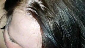 MILF נותנת מציצה מרגיעה תוך שאיבת זין בתחת