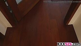 Plavuša pastorka Lily Rader prima tvrdo jebanje kao pro.