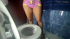 Amiga guardómanto,escándalo en baño de su casa