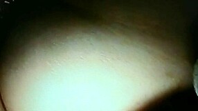 Žena sa povezom dobija jebanje sa zečjim vibratorom