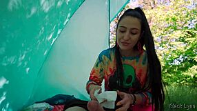 Mi-a tras-o gratis în cort hippie