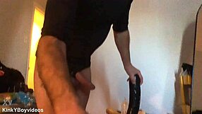 Moj ogroman dupetrasi igračke i dildoe u solo home video snimku, rastezanje velikim kurcem za amaterski užitak