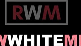 Črna bejba z velikimi prsmi nagnjena in trdo pofukana z velikim belim kurocem bodybuilderja