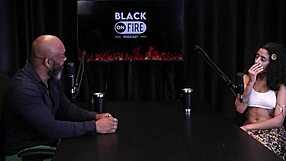 Bibi Hourani pokaže svoje tetovaže in govori o svojih dosežkih v prosojni rdeči