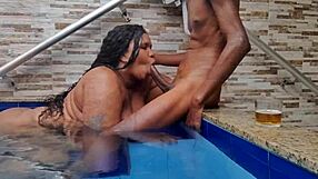 bbw bebeu meu leite todinho na beira da piscina