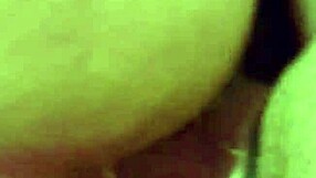 Tsbxoda globoko sesa ogromen pošastni kurac v close-up POV