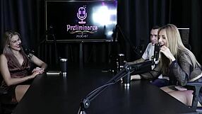 Safada loira pokaže muke svleče se in sesa kurac Yasmin Pariz v prozorni rdeči