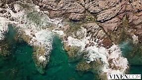 Čudovita dvojica Fibi Euro in Emiri Momota deli ogromnega kurca v trojčku!