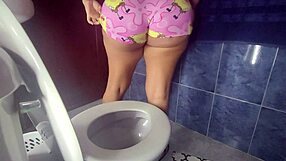 Amiga guardómanto,escándalo en baño de su casa