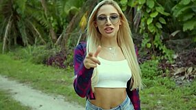 Reality Kings - Jojo Kiss in Cali Carter v bazenski trojki z Ember Snow