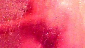 Mi sento timida mentre mi lavo nuda sotto la doccia