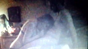 צילמתי את החברה שלי מוצצת לגבר אחר בשלישייה