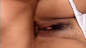 Černá kurvička fouká a jezdí na velkém čuráku zezadu