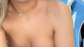 Ricas tetas de transexual con pene adentro