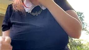 Alt MILF naboen sier: Jeg røyker ute med store pupper