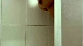 Detrás de cámaras trío hombre mujer hombre orinas en la ducha!