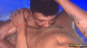 Vendedor De Rede Fodendo Cliente Na Piscina