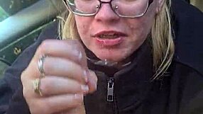 Pauze deepthroat pijpbeurt met grote tieten