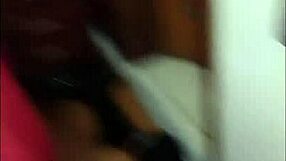 Detrás de cámaras trío hombre mujer hombre orinas en la ducha!