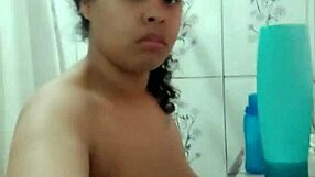 Heet Latina brunette doucht showt natte kut dikke kont