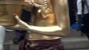 What happens when costume slips at oosu kinpou show?