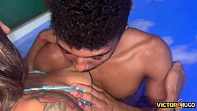 Vendedor De Rede Fodendo Cliente Na Piscina