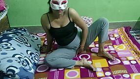 شيكا تستخدم المبيضر على كسها الرطب؟