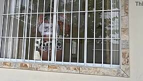 Ela limpa casa de roupa colada e leva gozo na boca!