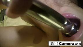 Seksi beba Carmen Cruise masturbira svoju pičku i dupe izbliza za kameru