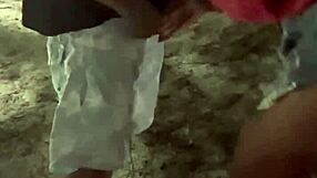 Ali ta razvratna žena draži samec na plaži, preden gre k njemu, medtem ko jo snema kukold mož?