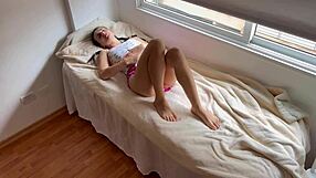 Stiefbroer betrapt me bij vingeren en neukt tot orgasme. Strakke kut doggy! 😏