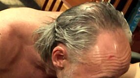 Velike joške Paige Ashley dražijo v črnem spodnjem perilu