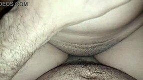 Viendo Su Coño Apretar Mi Pene Mientras Lo Monta