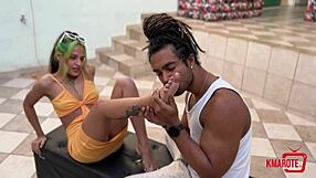 Morena usa os p�s para dar uma punheta e fica toda gozada