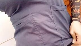 mi madrastra se toca la vagina eroticamente en los servicios higenicos con su cuerpo de zorra en porno casero