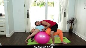 chubby milf wants stretching 😍